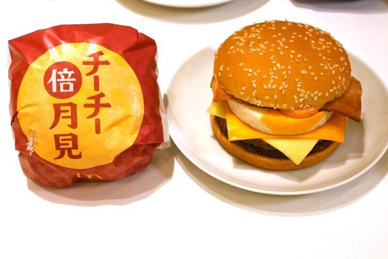 【意外】マック「月見」はなぜ生まれた？ 最初は「ベーコンエッグバーガー」だった