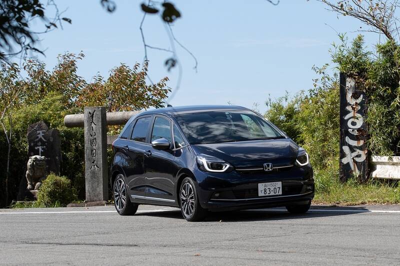 マイナーチェンジ後のHonda「FIT」がどう変わったのかを最上位とSUV系モデルで体感した