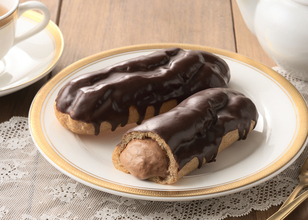 チョコ1.5倍「濃厚ショコラ」エクレアがそそる！コージーコーナー冬のチョコスイーツ