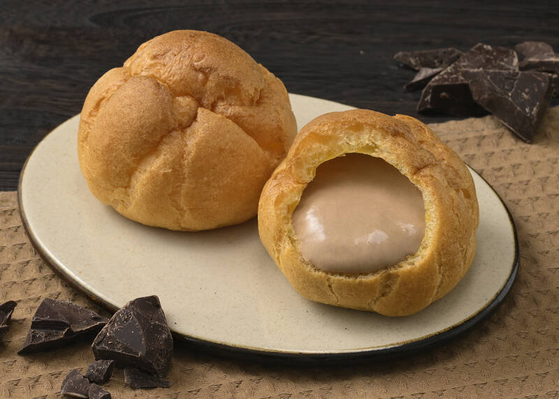 チョコ1.5倍「濃厚ショコラ」エクレアがそそる！コージーコーナー冬のチョコスイーツ