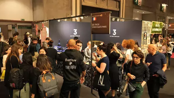 「美食の街・パリで人気のスパークリング清酒、チョコレートの祭典でも注目を集める」の画像