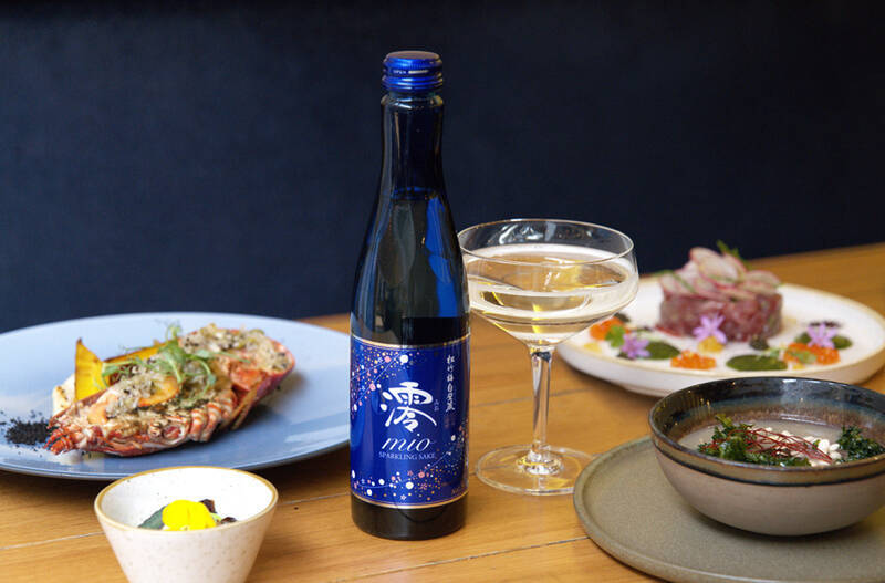 美食の街・パリで人気のスパークリング清酒、チョコレートの祭典でも注目を集める