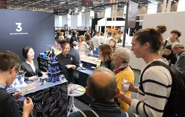 「美食の街・パリで人気のスパークリング清酒、チョコレートの祭典でも注目を集める」の画像
