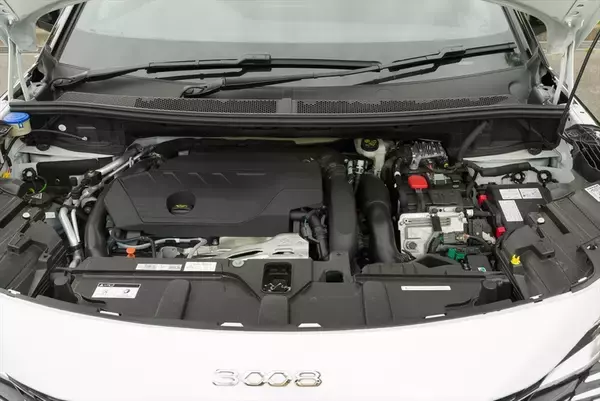 「デザインも乗り味も超個性的なプジョーのSUV「3008 GT HYBRID 4」を現役モデルがドライブ」の画像