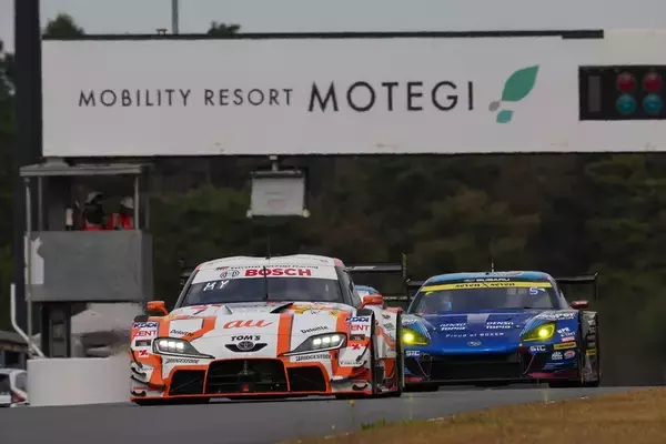 「auは今年も強かった！ SUPER GT最終戦でau号が今季3勝目をマークし、史上初の3連覇達成！」の画像