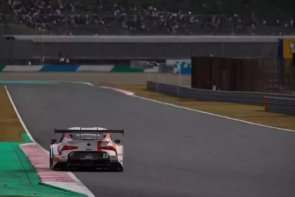 「auは今年も強かった！ SUPER GT最終戦でau号が今季3勝目をマークし、史上初の3連覇達成！」の画像