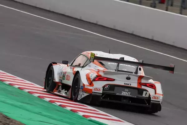 「auは今年も強かった！ SUPER GT最終戦でau号が今季3勝目をマークし、史上初の3連覇達成！」の画像