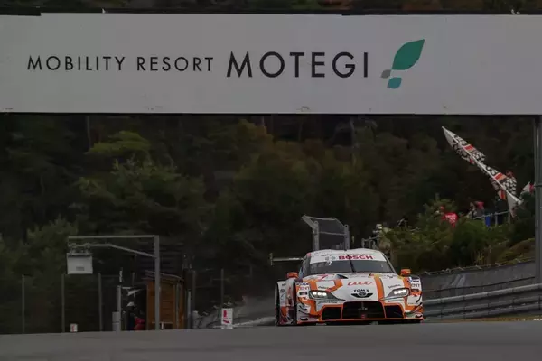 「auは今年も強かった！ SUPER GT最終戦でau号が今季3勝目をマークし、史上初の3連覇達成！」の画像