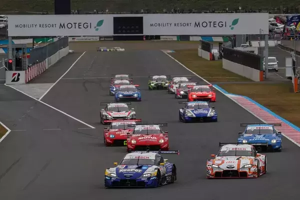 「auは今年も強かった！ SUPER GT最終戦でau号が今季3勝目をマークし、史上初の3連覇達成！」の画像