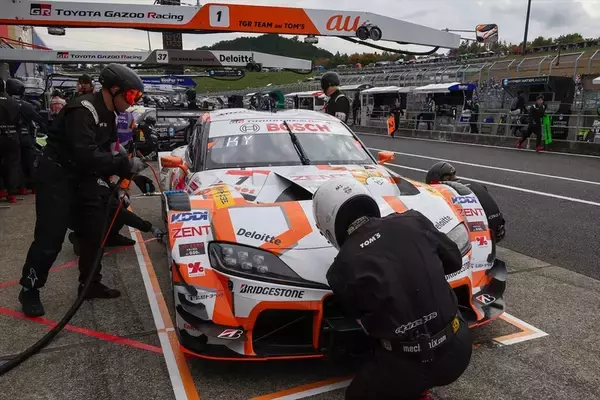 「auは今年も強かった！ SUPER GT最終戦でau号が今季3勝目をマークし、史上初の3連覇達成！」の画像