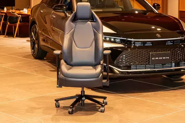 「限定70台！ トヨタ紡織が本気で作った「クラウンのシート型デスクチェア」が快適すぎて仕事にならない！」の画像