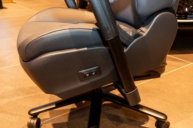 限定70台！ トヨタ紡織が本気で作った「クラウンのシート型デスクチェア」が快適すぎて仕事にならない！