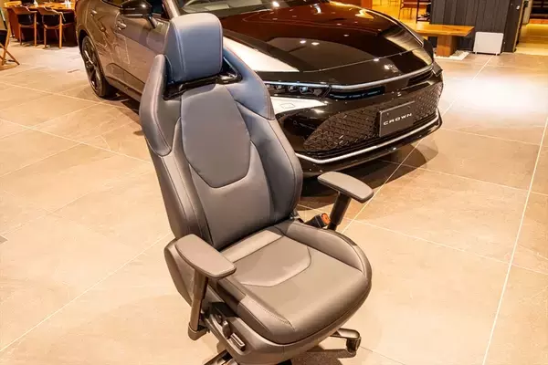 「限定70台！ トヨタ紡織が本気で作った「クラウンのシート型デスクチェア」が快適すぎて仕事にならない！」の画像