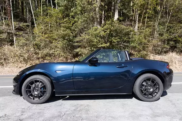 「挙動制御技術で最強に強まったロードスター「990S」をロードスター乗りのモデルがチェック」の画像