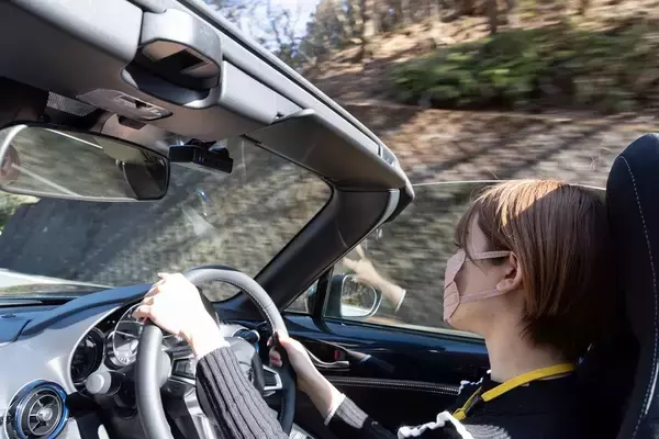 「挙動制御技術で最強に強まったロードスター「990S」をロードスター乗りのモデルがチェック」の画像