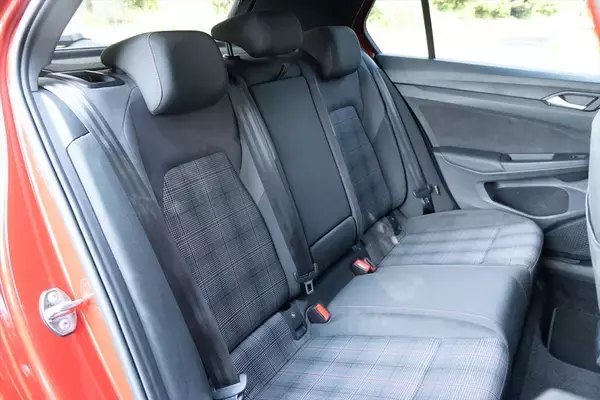 「フォルクスワーゲン「ゴルフ GTI」はオトナになったボーイズたちに勧めたいぜいたくな1台」の画像