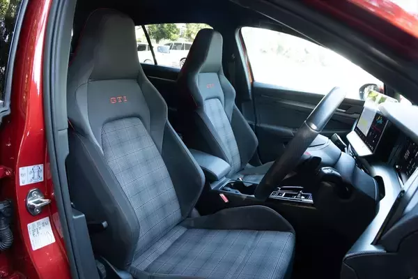 「フォルクスワーゲン「ゴルフ GTI」はオトナになったボーイズたちに勧めたいぜいたくな1台」の画像