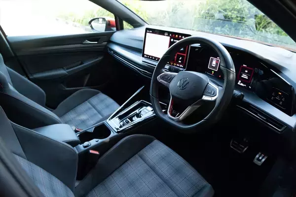 「フォルクスワーゲン「ゴルフ GTI」はオトナになったボーイズたちに勧めたいぜいたくな1台」の画像