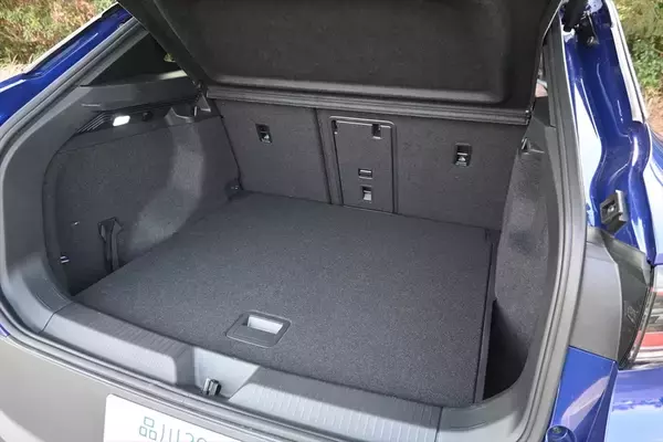 「テスラ「モデルY」vs VW「ID.4」 EV王者に挑む伝統のドイツ車、選ぶべきはどっち？」の画像