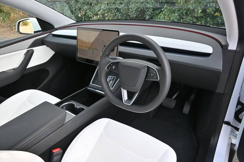 テスラ「モデルY」vs VW「ID.4」 EV王者に挑む伝統のドイツ車、選ぶべきはどっち？