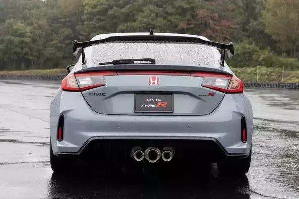 「街乗りでも本当に効く？ シビック TYPE Rの純正アクセサリーを群サイで試す！」の画像