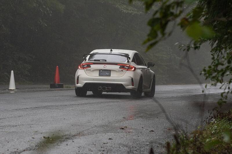 街乗りでも本当に効く？ シビック TYPE Rの純正アクセサリーを群サイで試す！