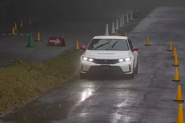 「街乗りでも本当に効く？ シビック TYPE Rの純正アクセサリーを群サイで試す！」の画像