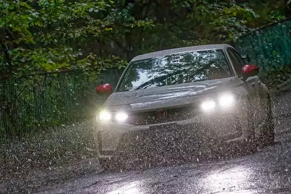 「街乗りでも本当に効く？ シビック TYPE Rの純正アクセサリーを群サイで試す！」の画像