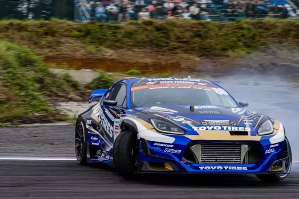 「涼しい季節の開催になったD1GPエビスだが、コースアウト続出の大波乱」の画像