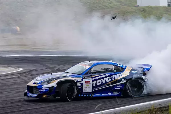 「涼しい季節の開催になったD1GPエビスだが、コースアウト続出の大波乱」の画像