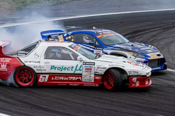 「涼しい季節の開催になったD1GPエビスだが、コースアウト続出の大波乱」の画像