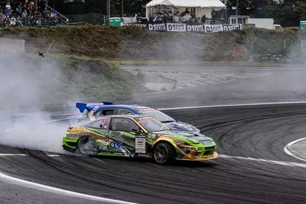 「涼しい季節の開催になったD1GPエビスだが、コースアウト続出の大波乱」の画像