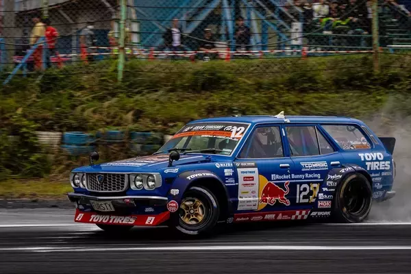 「涼しい季節の開催になったD1GPエビスだが、コースアウト続出の大波乱」の画像