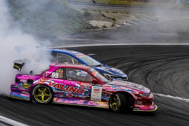 涼しい季節の開催になったD1GPエビスだが、コースアウト続出の大波乱