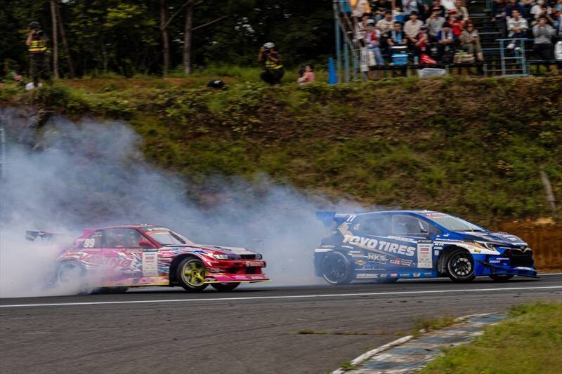 涼しい季節の開催になったD1GPエビスだが、コースアウト続出の大波乱