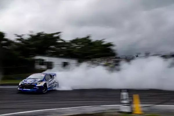 「涼しい季節の開催になったD1GPエビスだが、コースアウト続出の大波乱」の画像