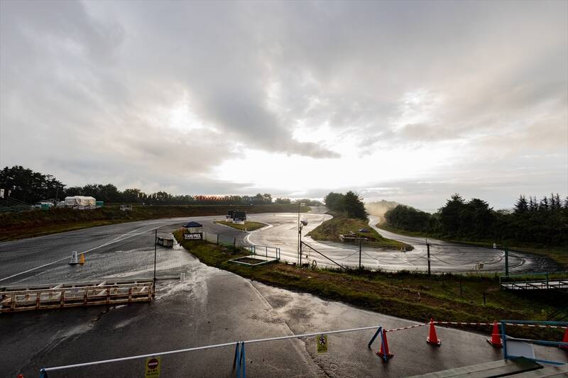 涼しい季節の開催になったD1GPエビスだが、コースアウト続出の大波乱