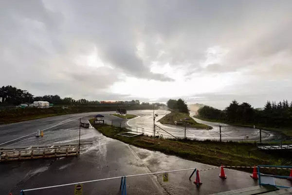 「涼しい季節の開催になったD1GPエビスだが、コースアウト続出の大波乱」の画像