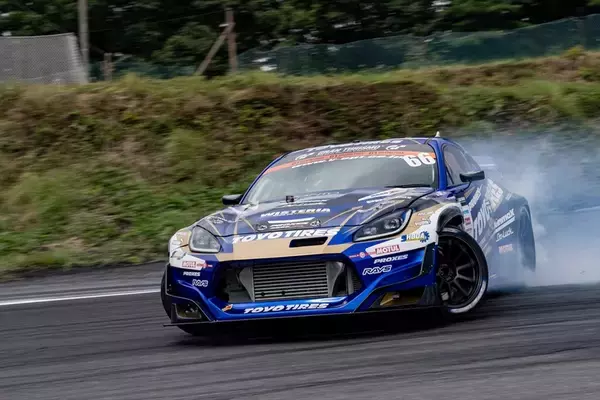 「涼しい季節の開催になったD1GPエビスだが、コースアウト続出の大波乱」の画像