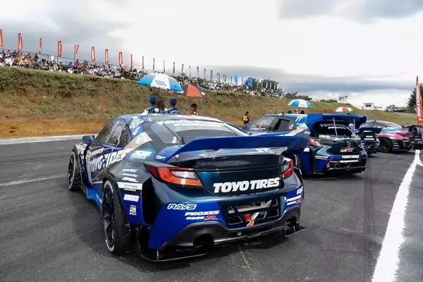 「涼しい季節の開催になったD1GPエビスだが、コースアウト続出の大波乱」の画像