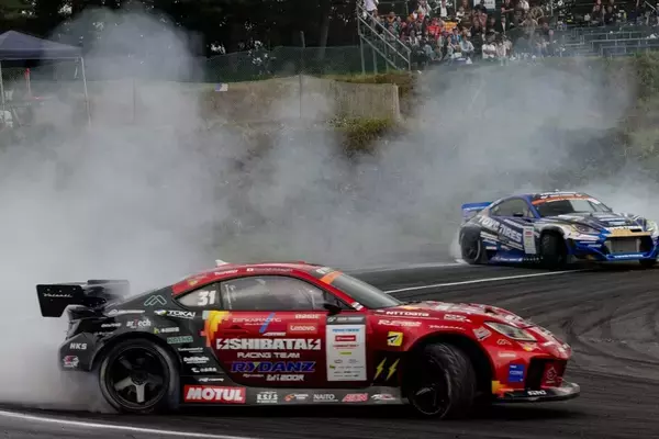 「涼しい季節の開催になったD1GPエビスだが、コースアウト続出の大波乱」の画像