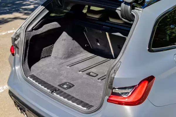 「「家族も荷物も諦めない!」510馬力の最強ワゴン「BMW M3ツーリング」」の画像