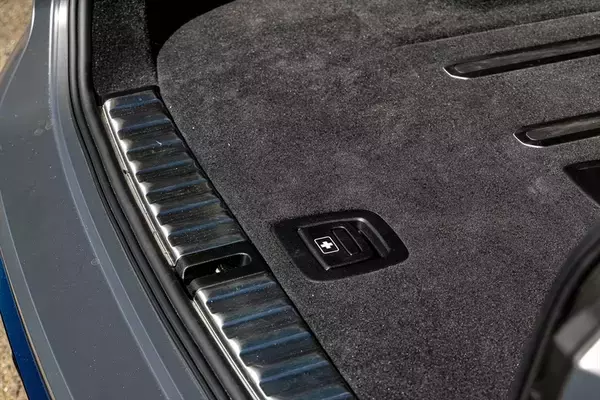 「「家族も荷物も諦めない!」510馬力の最強ワゴン「BMW M3ツーリング」」の画像