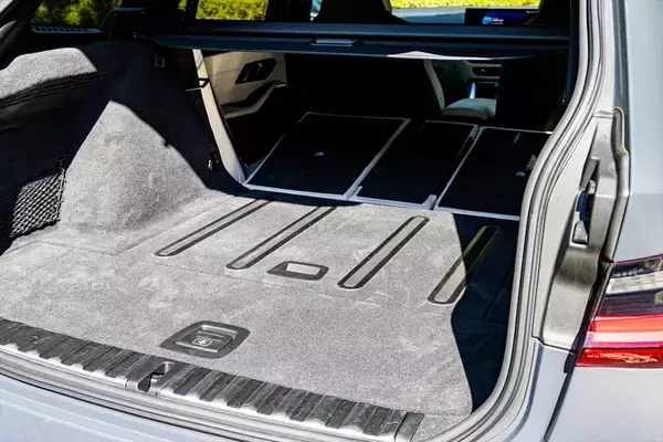 「「家族も荷物も諦めない!」510馬力の最強ワゴン「BMW M3ツーリング」」の画像