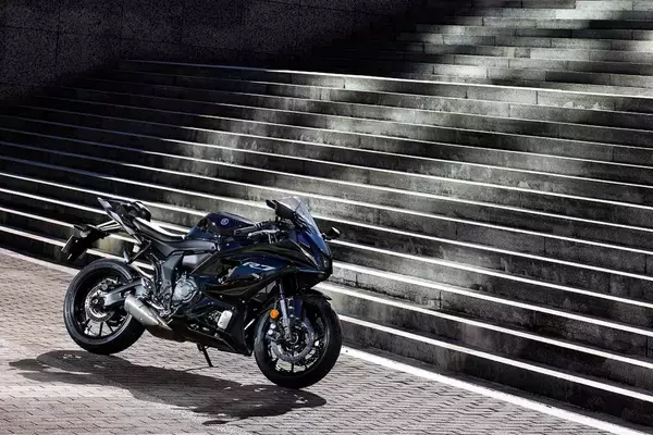「一般道からサーキットまでカバー！ これが現代のスーパースポーツ ヤマハ「YZF-R7」」の画像