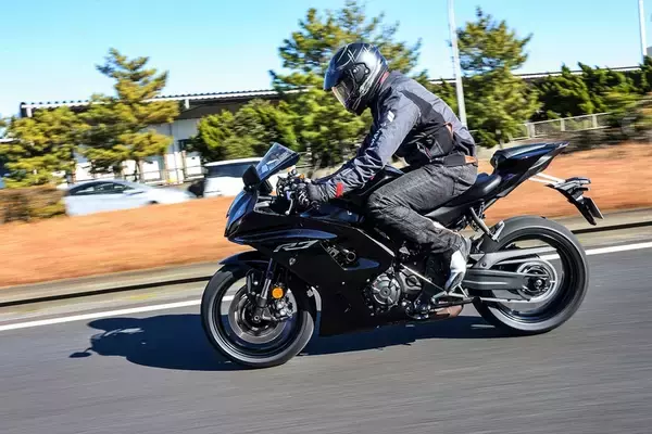「一般道からサーキットまでカバー！ これが現代のスーパースポーツ ヤマハ「YZF-R7」」の画像