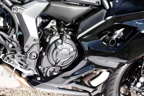 「一般道からサーキットまでカバー！ これが現代のスーパースポーツ ヤマハ「YZF-R7」」の画像
