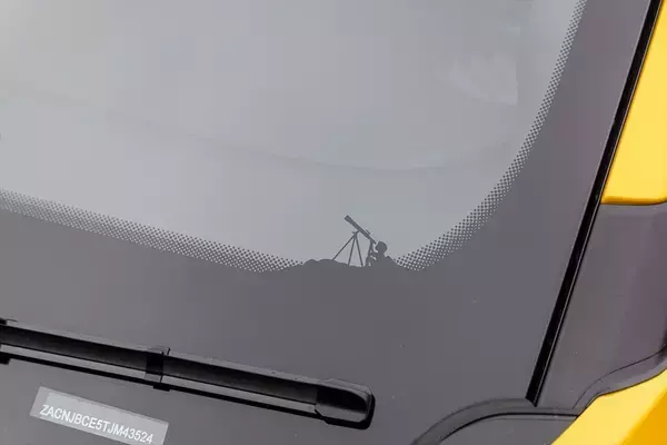 「「こんな小せぇJeepがあるか！」本国アメリカ人も驚く極小ハイブリッドSUVが日本上陸」の画像