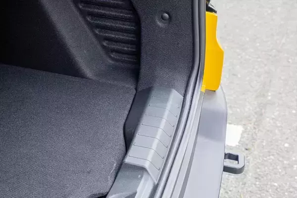 「「こんな小せぇJeepがあるか！」本国アメリカ人も驚く極小ハイブリッドSUVが日本上陸」の画像