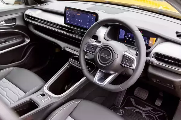 「「こんな小せぇJeepがあるか！」本国アメリカ人も驚く極小ハイブリッドSUVが日本上陸」の画像